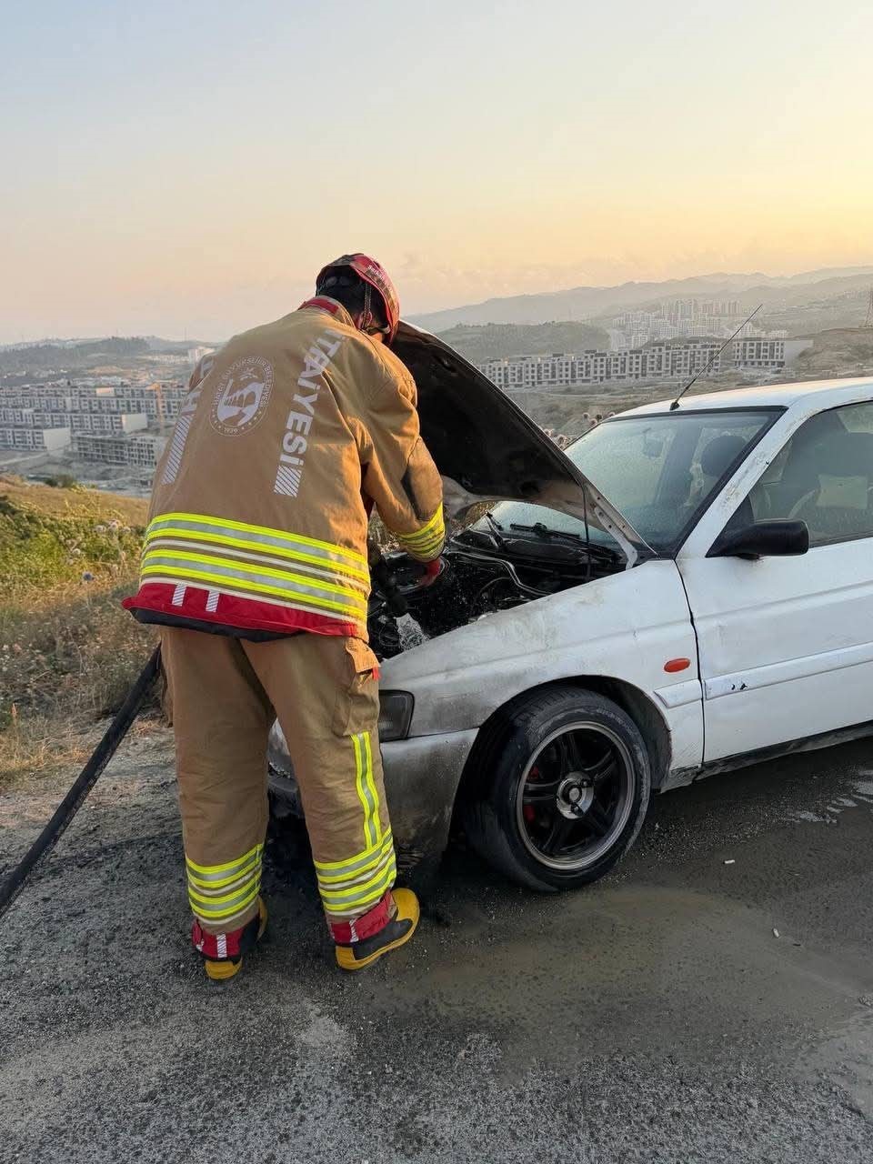 Antakya’da otomobilin motorundan alevler yükseldi