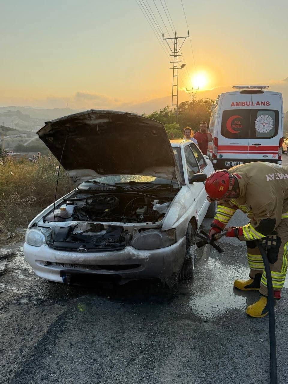 Antakya’da otomobilin motorundan alevler yükseldi