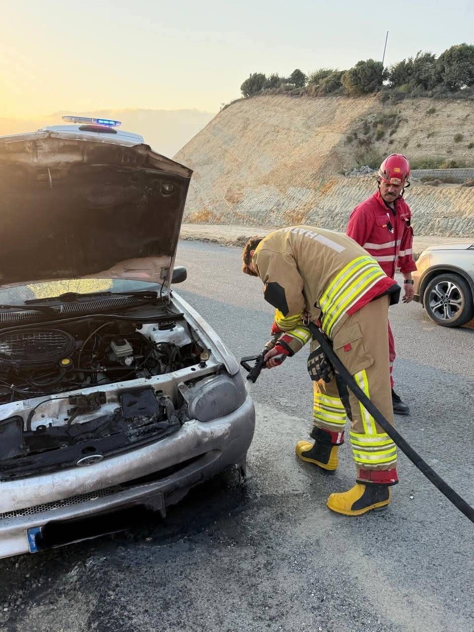 Antakya’da otomobilin motorundan alevler yükseldi