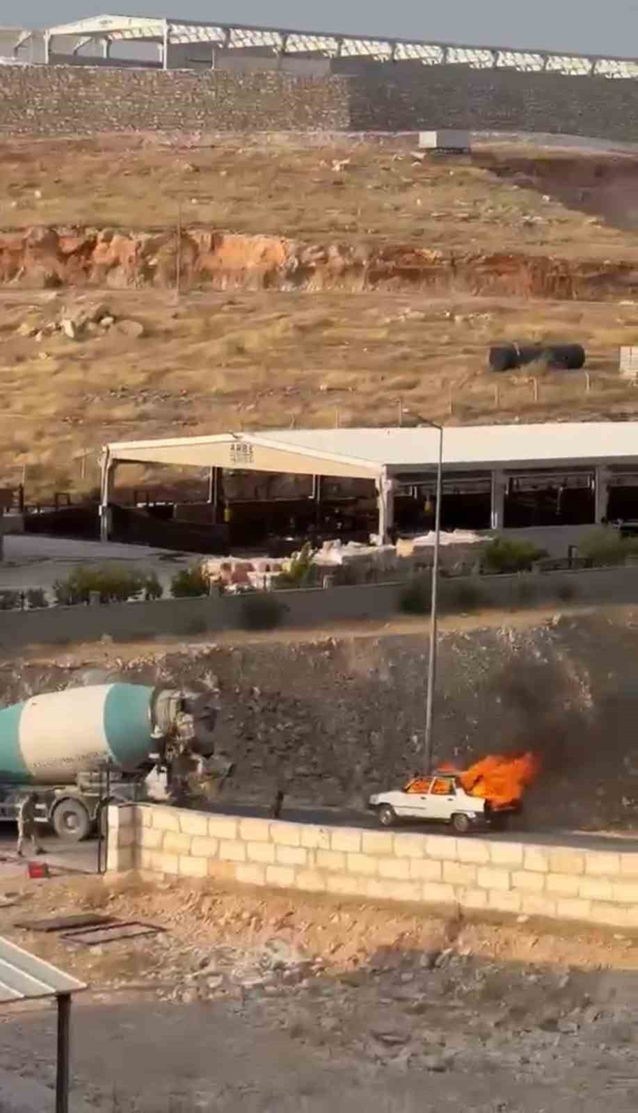 Şanlıurfa’da yanan otomobil beton mikseriyle söndürüldü