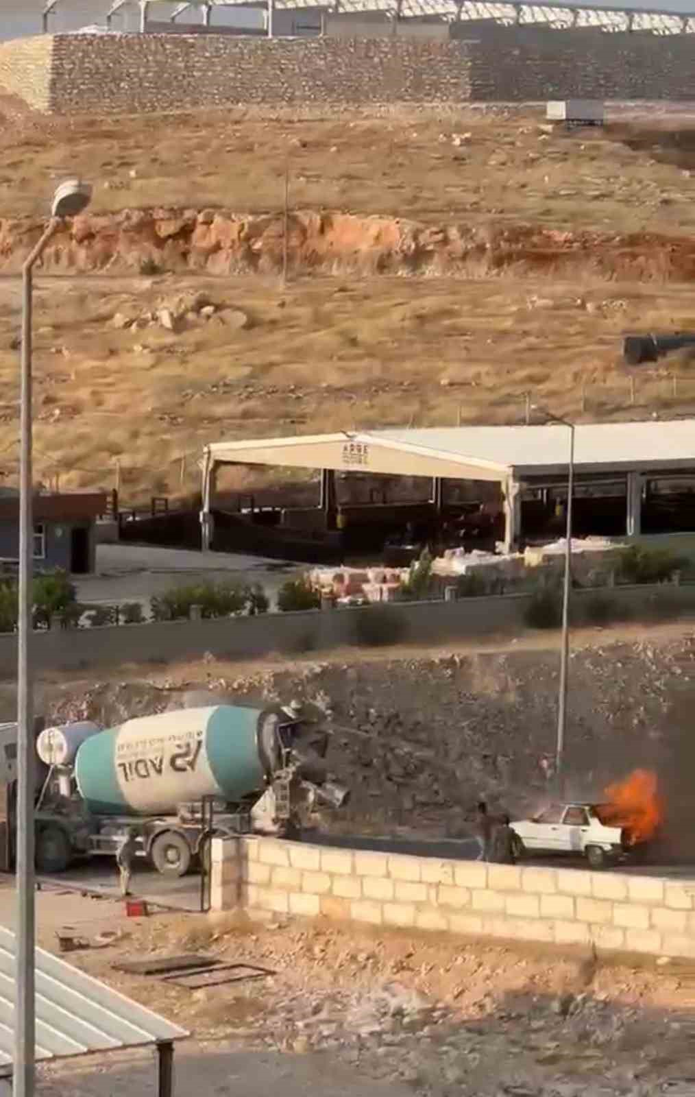Şanlıurfa’da yanan otomobil beton mikseriyle söndürüldü