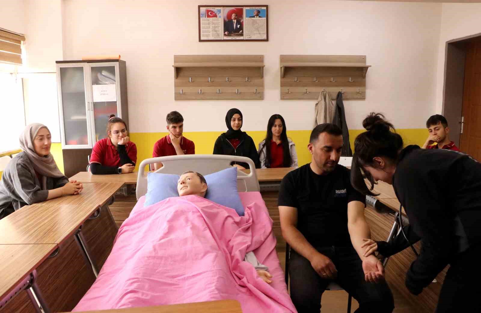Erzincan’da meslek lisesi sağlık sektörüne bakım personeli yetiştiriyor