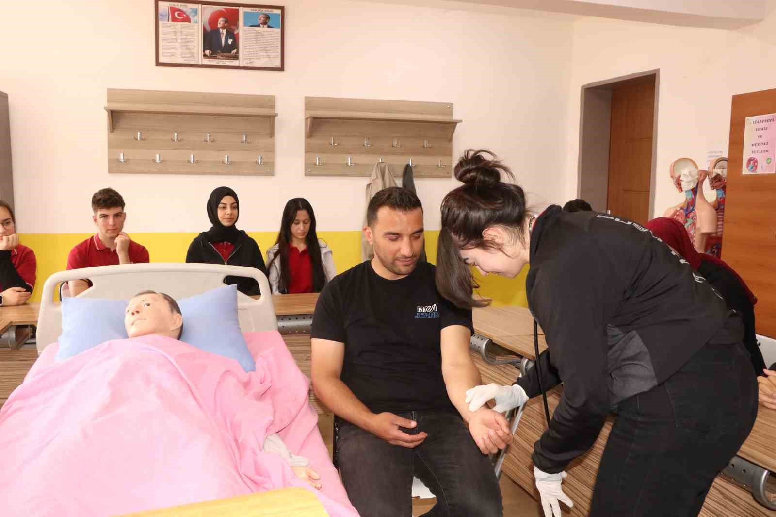 Erzincan’da meslek lisesi sağlık sektörüne bakım personeli yetiştiriyor