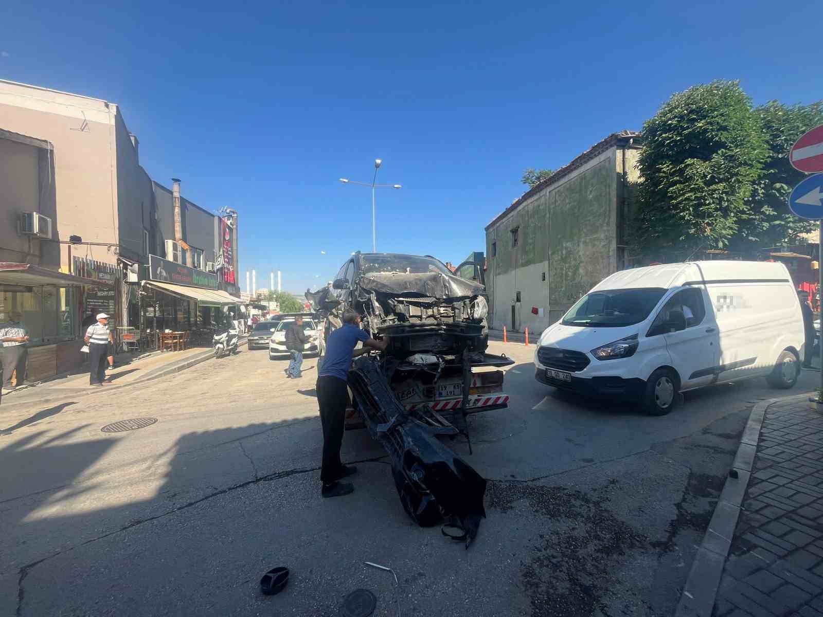 Önce park halindeki araçları biçti, sonra iş yerine daldı