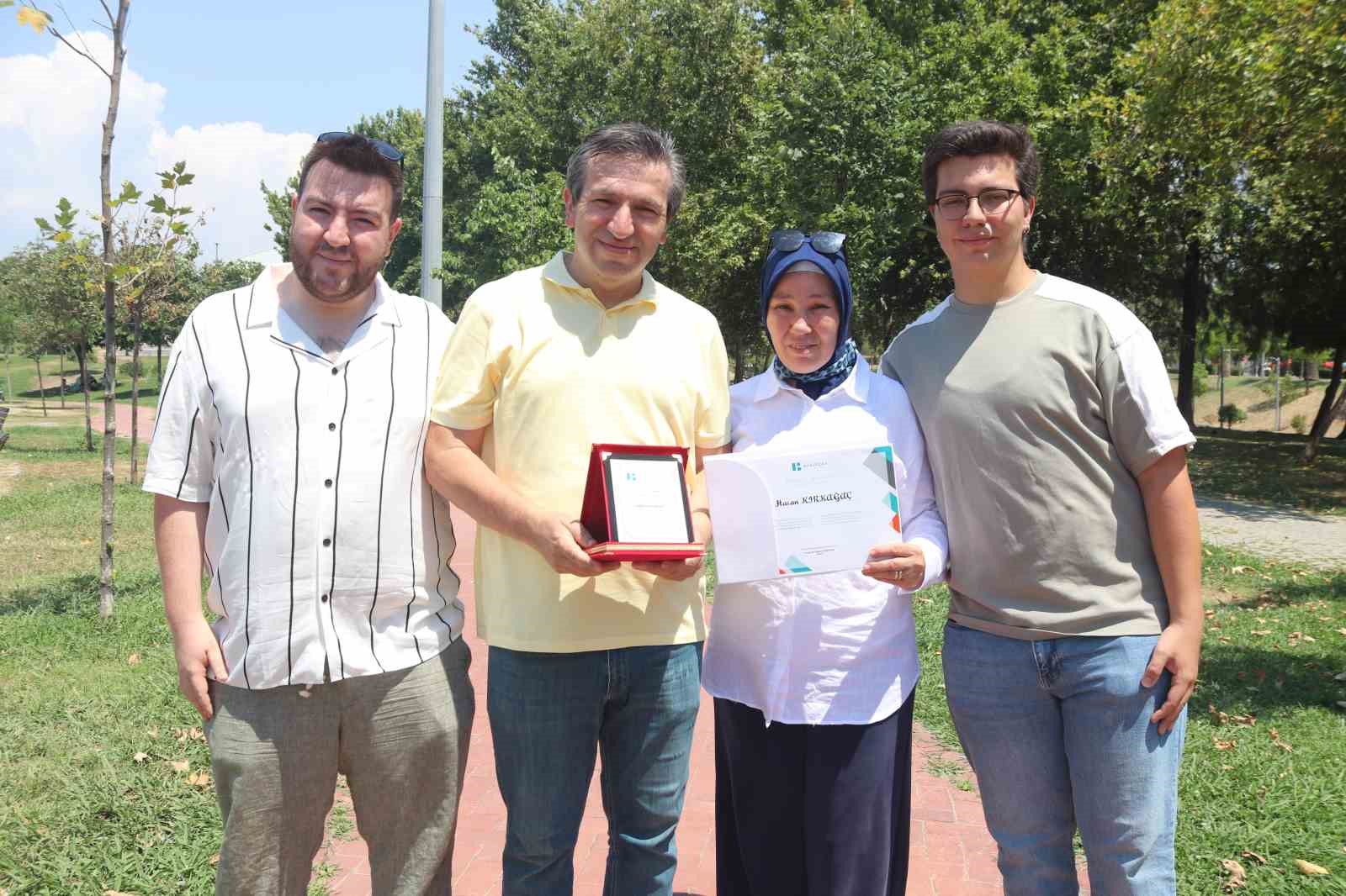 Oğluna destek için 51’inde üniversiteye başladı, bölümü birincilikle tamamladı