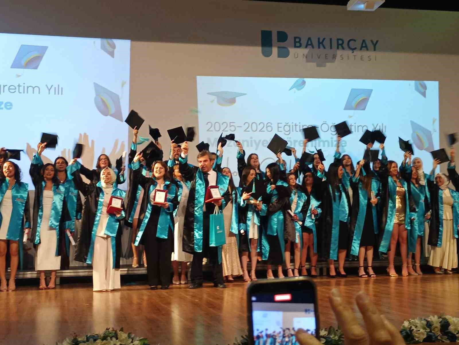 Oğluna destek için 51’inde üniversiteye başladı, bölümü birincilikle tamamladı
