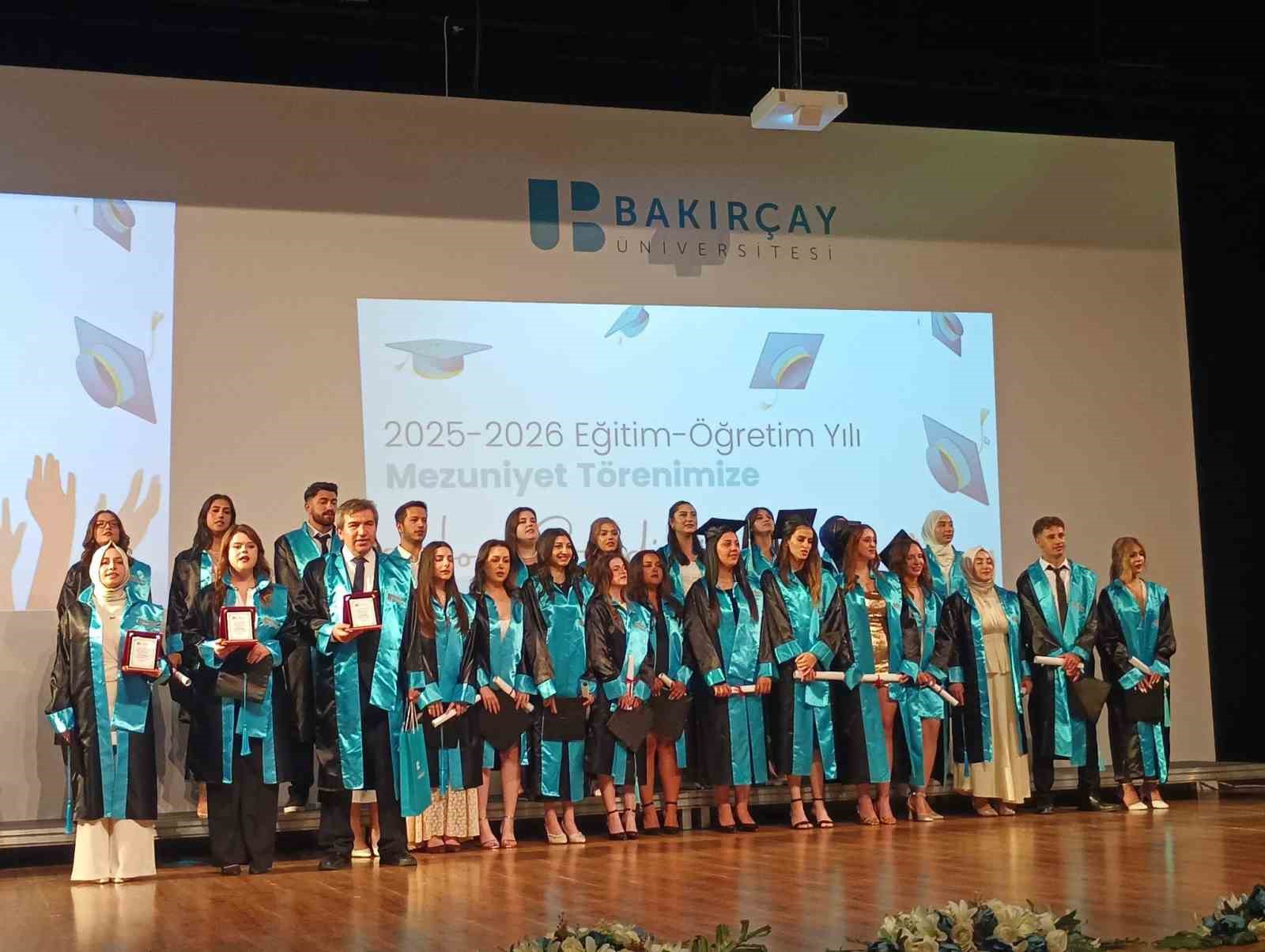 Oğluna destek için 51’inde üniversiteye başladı, bölümü birincilikle tamamladı