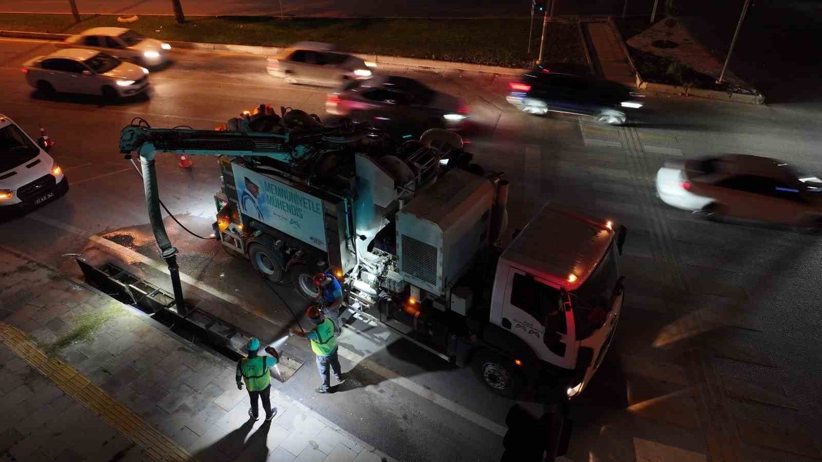 Mersin’de yağmur suyu hatları temizleniyor