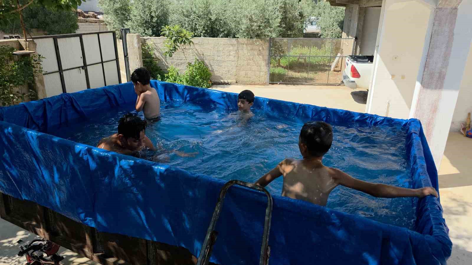 Traktör römorkunu havuza çeviren dede, torunları için denizi evin önüne getirdi