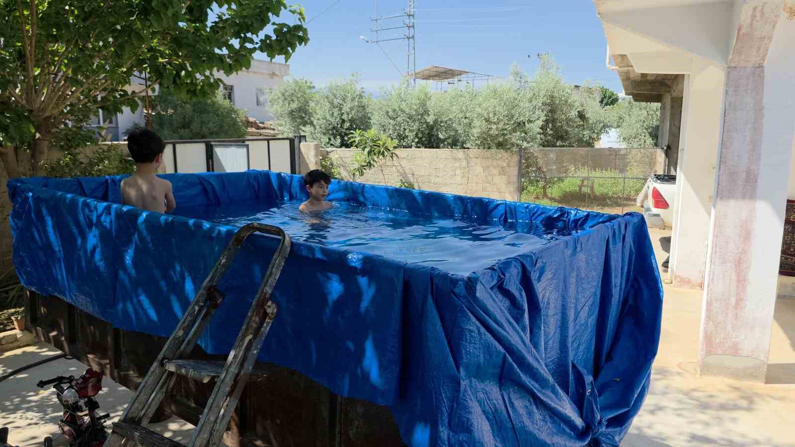 Traktör römorkunu havuza çeviren dede, torunları için denizi evin önüne getirdi