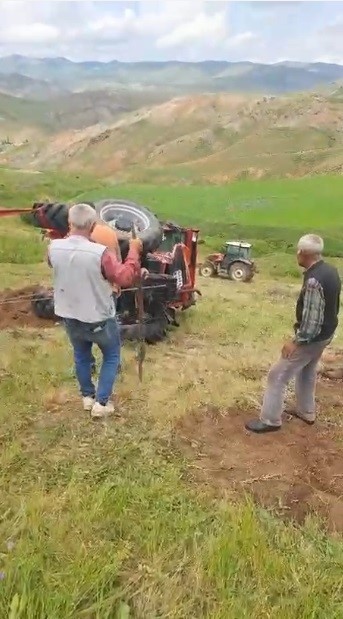 Sarıkamış’ta devrilen traktör için köylüler seferber oldu