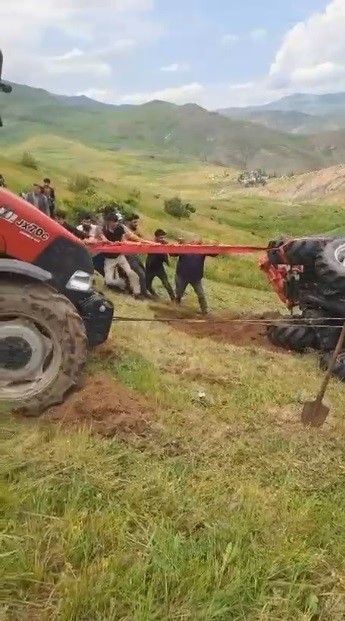 Sarıkamış’ta devrilen traktör için köylüler seferber oldu