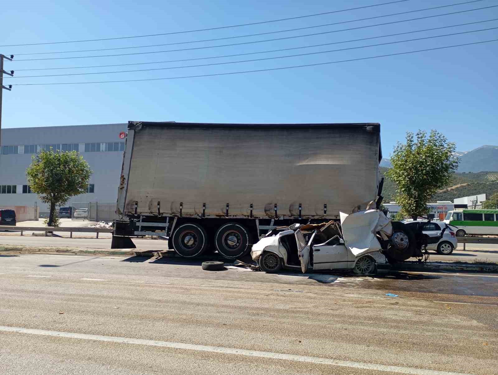 Freni patlayan kamyon 2 araca çarptı; 3 kişi yaralandı