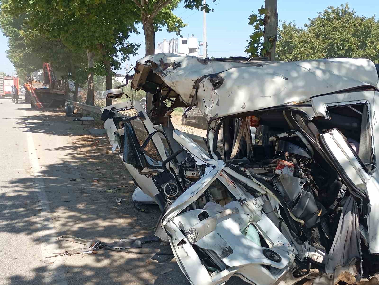 Freni patlayan kamyon 2 araca çarptı; 3 kişi yaralandı