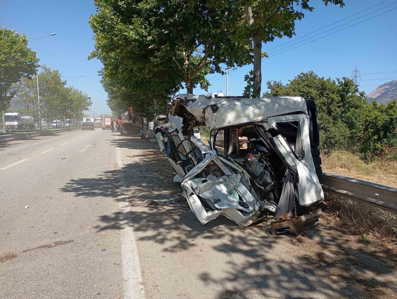 Freni patlayan kamyon 2 araca çarptı; 3 kişi yaralandı