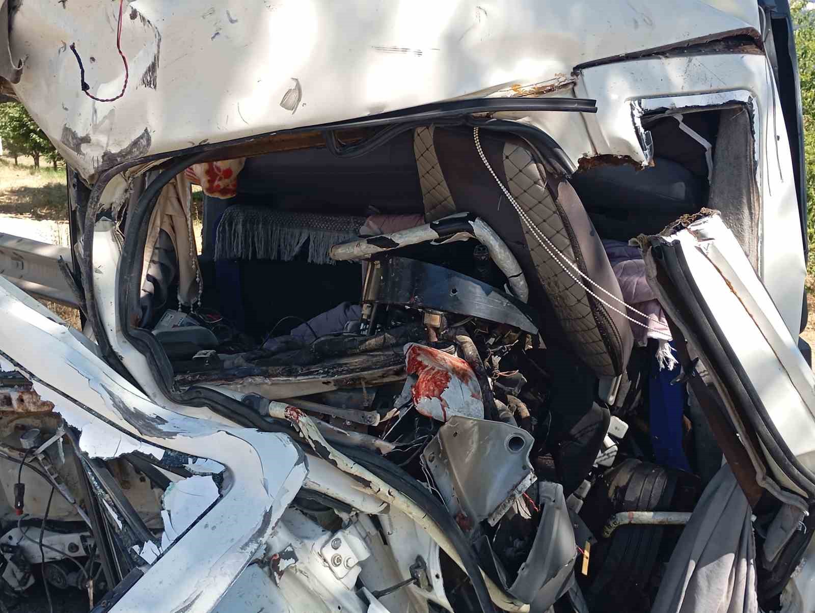 Freni patlayan kamyon 2 araca çarptı; 3 kişi yaralandı