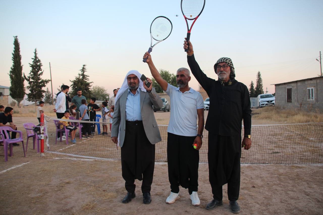 Köylülerin toprak kortta tenis keyfi