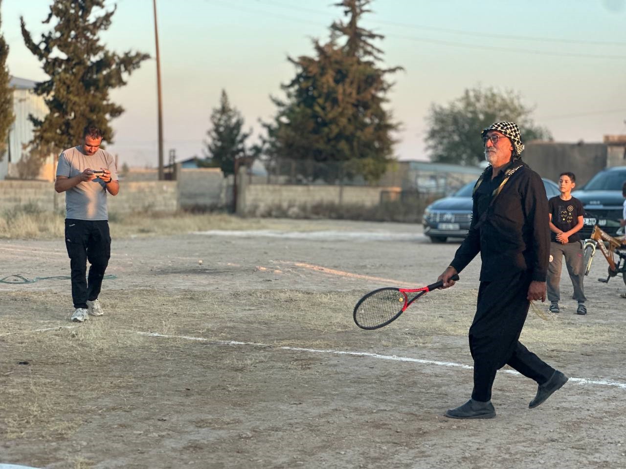 Köylülerin toprak kortta tenis keyfi