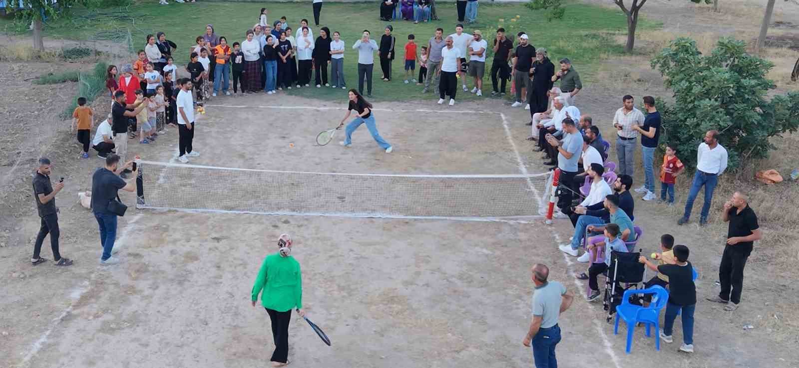 Köylülerin toprak kortta tenis keyfi