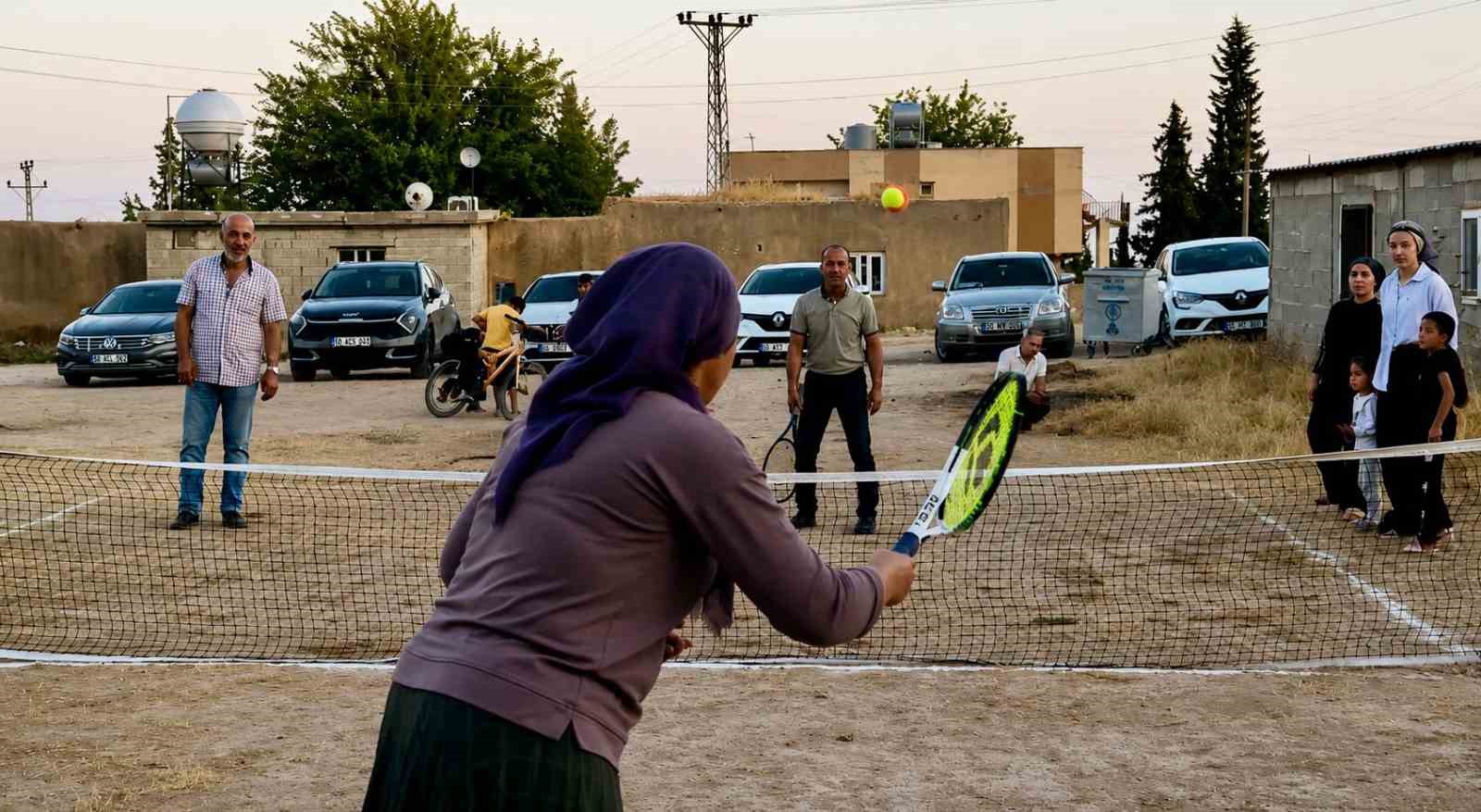 Köylülerin toprak kortta tenis keyfi