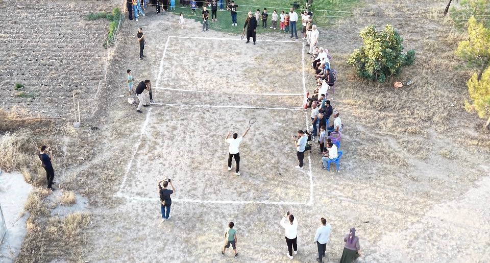 Köylülerin toprak kortta tenis keyfi