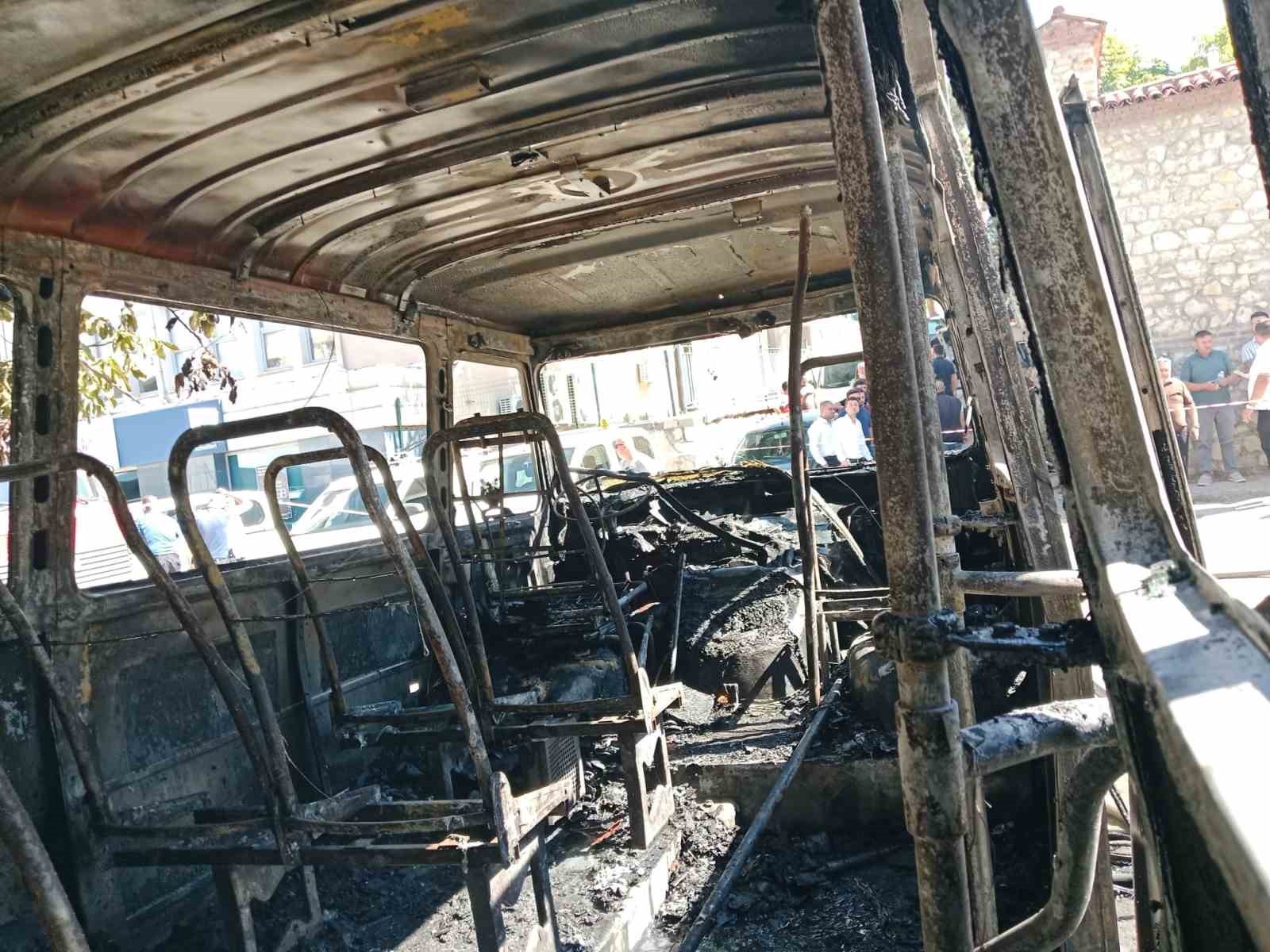 Park halindeki minibüs alev alev yandı