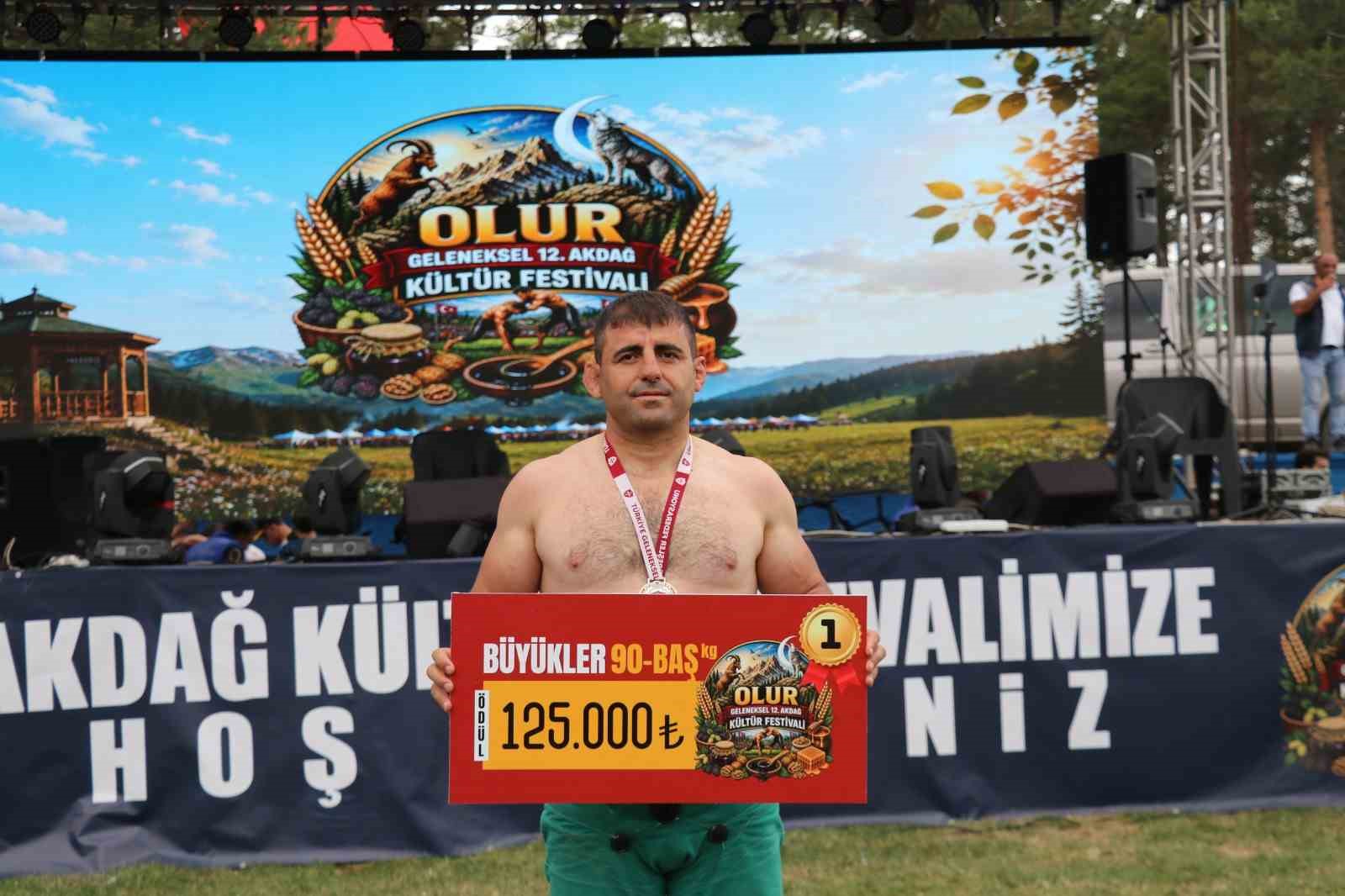 Akdağ Karakucak Güreşleri’nin başpehlivanı Kenan Gör oldu