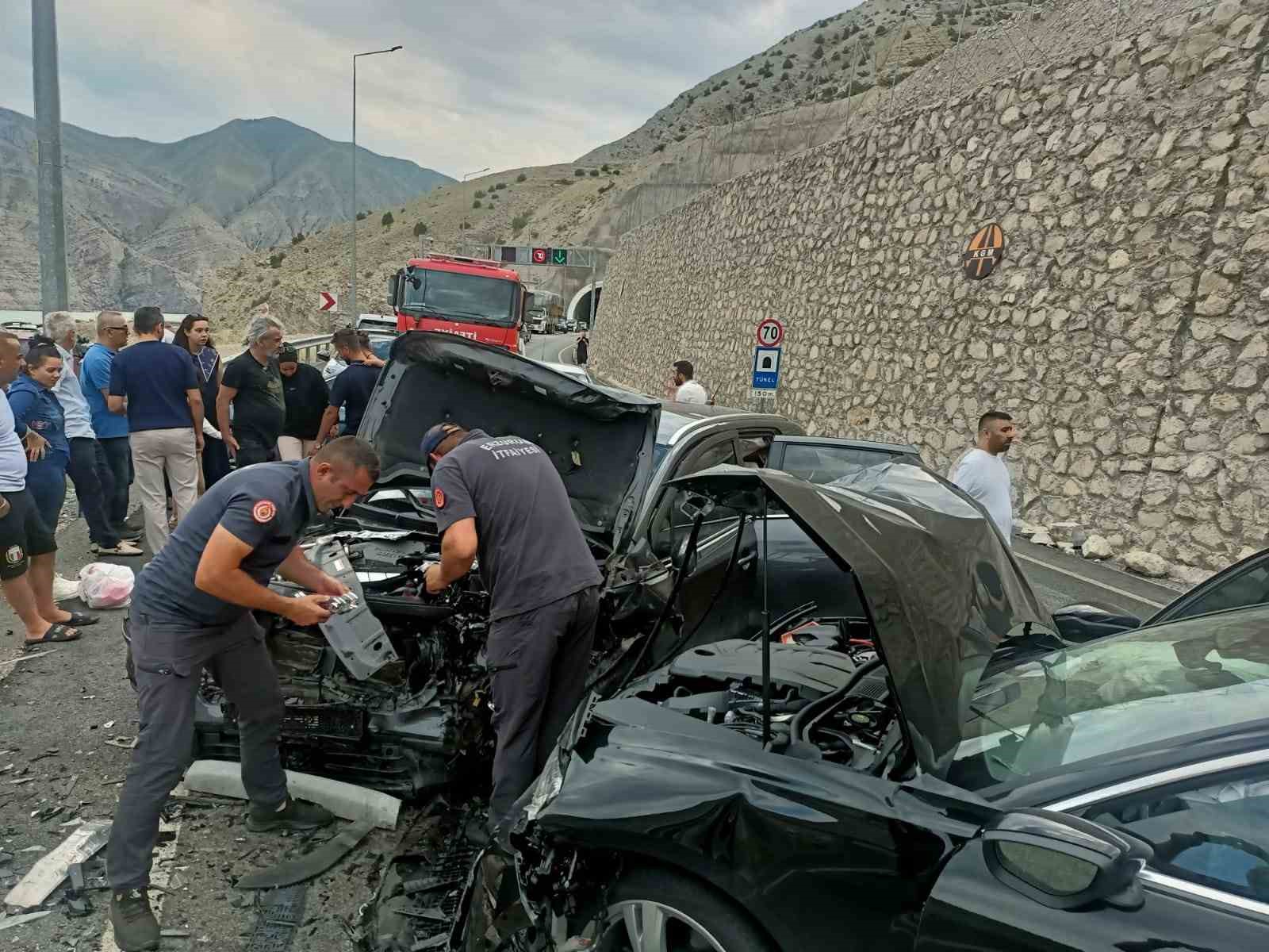 Pirinkayalar Tüneli çıkışında otomobiller kafa kafaya çarpıştı: 4 yaralı
