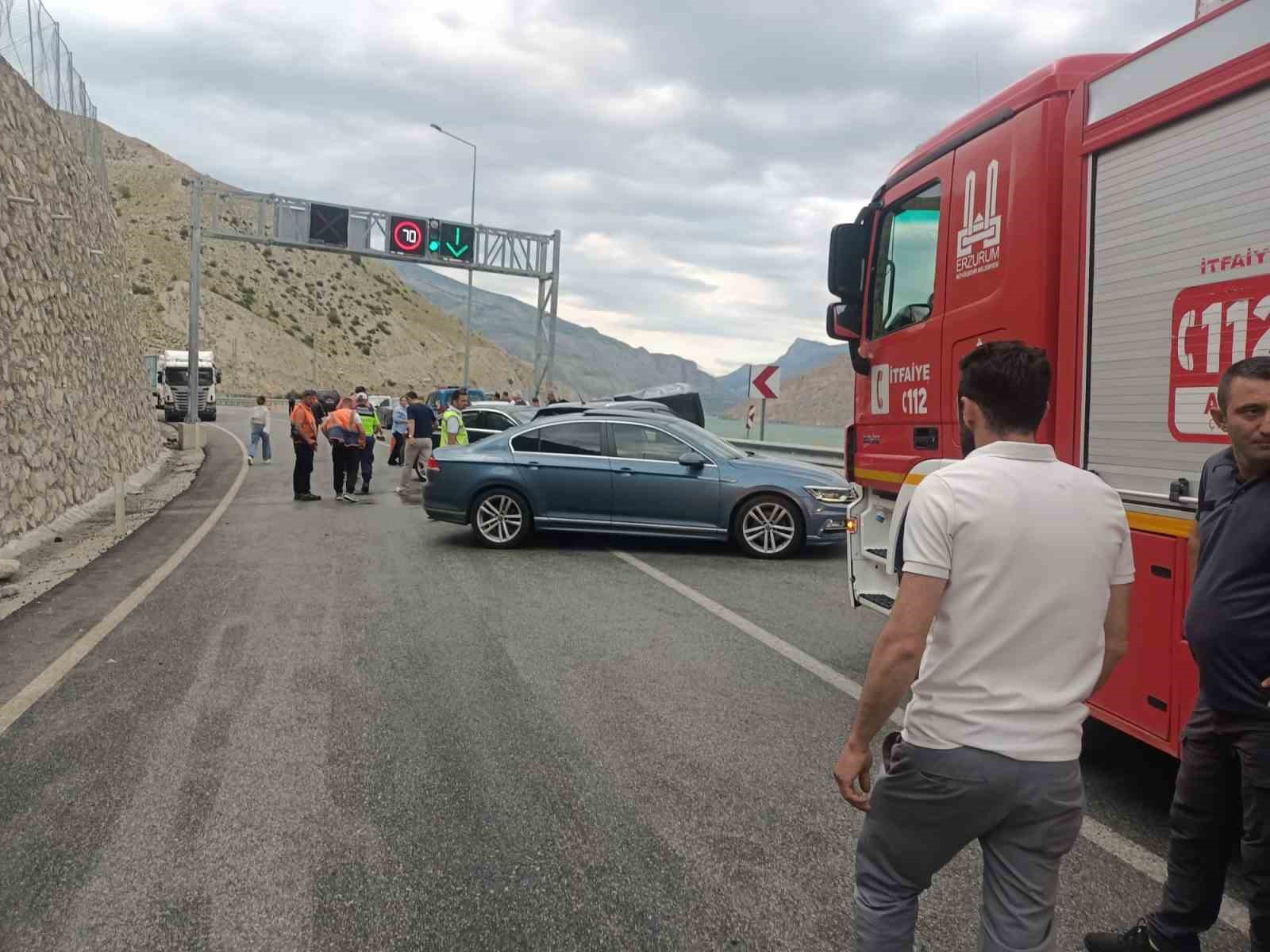 Pirinkayalar Tüneli çıkışında otomobiller kafa kafaya çarpıştı: 4 yaralı