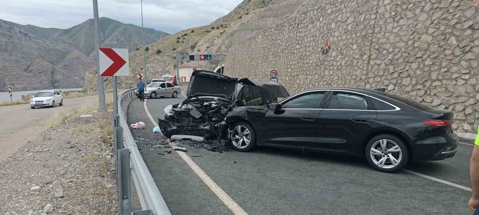 Pirinkayalar Tüneli çıkışında otomobiller kafa kafaya çarpıştı: 4 yaralı