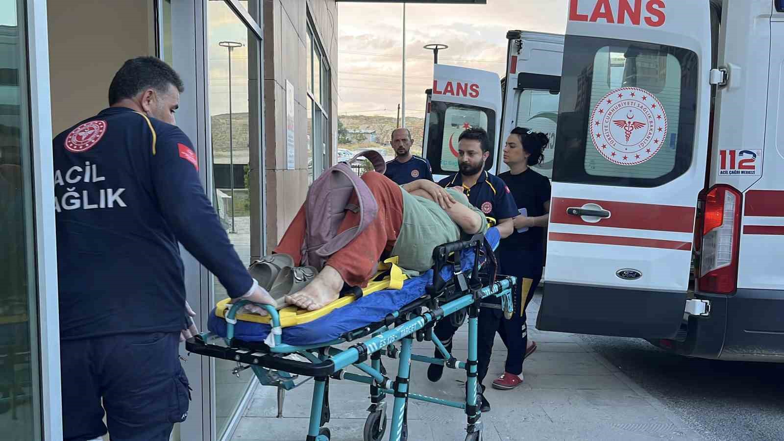 Çamardı’da midibüs devrildi: 3 yaralı