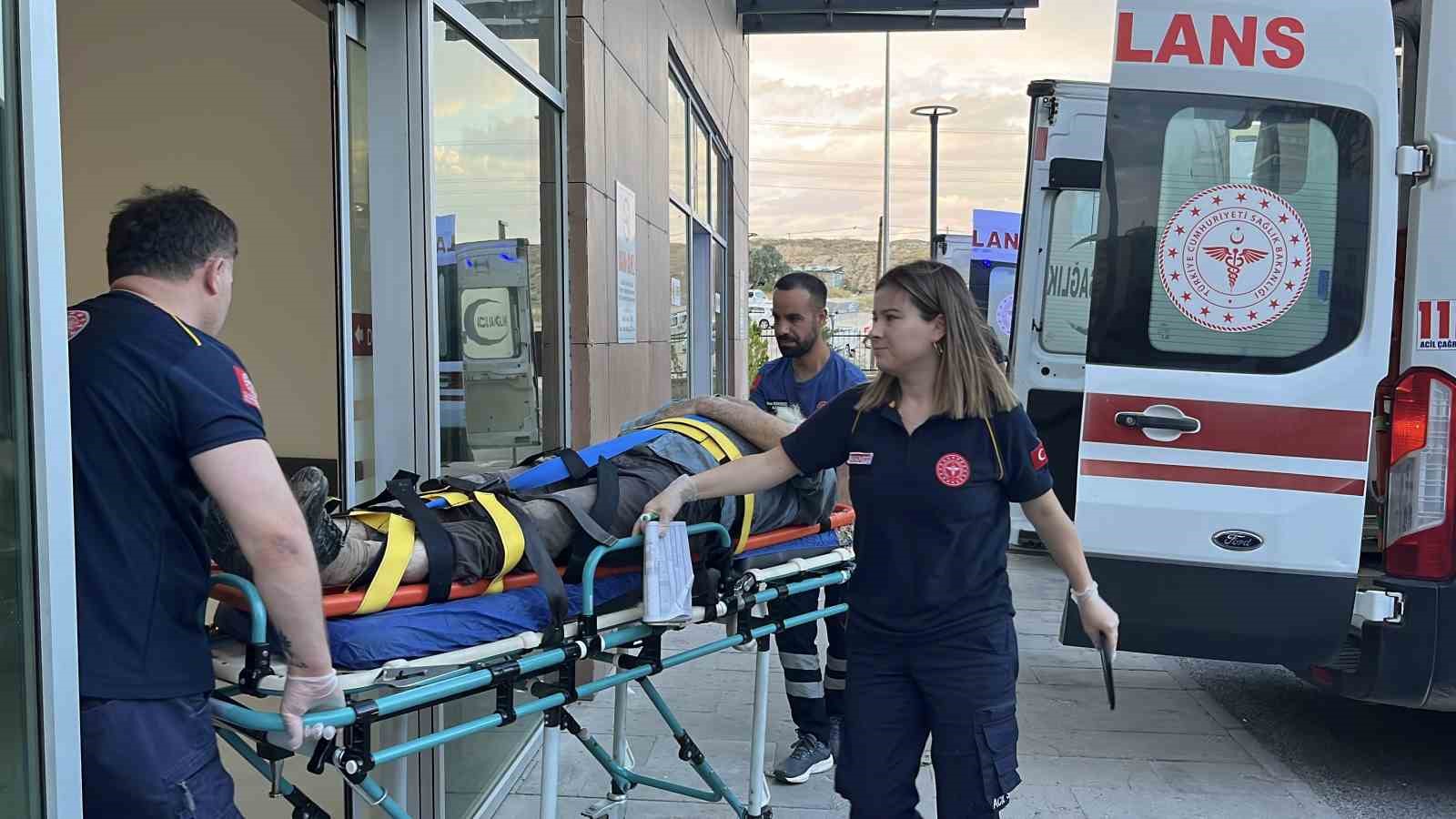 Çamardı’da midibüs devrildi: 3 yaralı