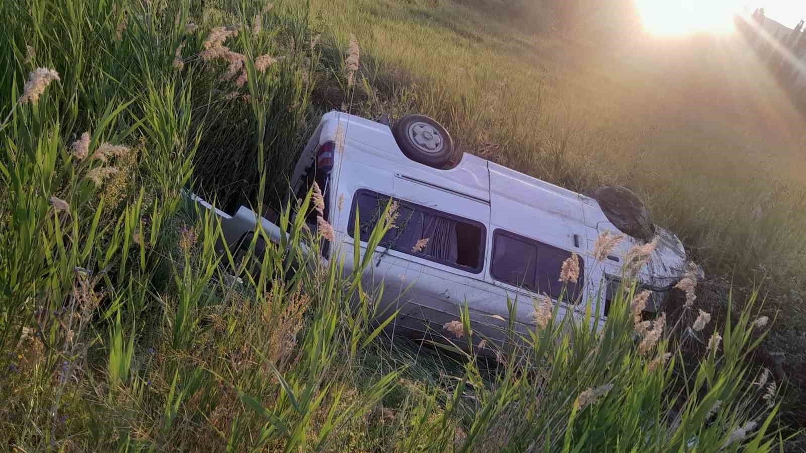 Çamardı’da midibüs devrildi: 3 yaralı