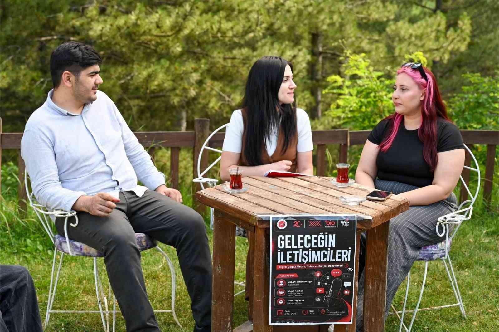 Kastamonu Üniversitesi Bilim Kafe’de geleceğin iletişimcileriyle dijital çağda medya konuşuldu