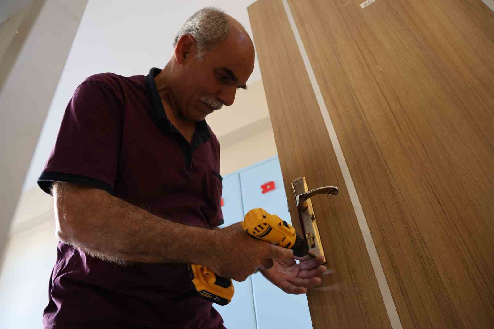 Fedakar öğretmenler tatilde okulu yeni döneme hazırlıyor