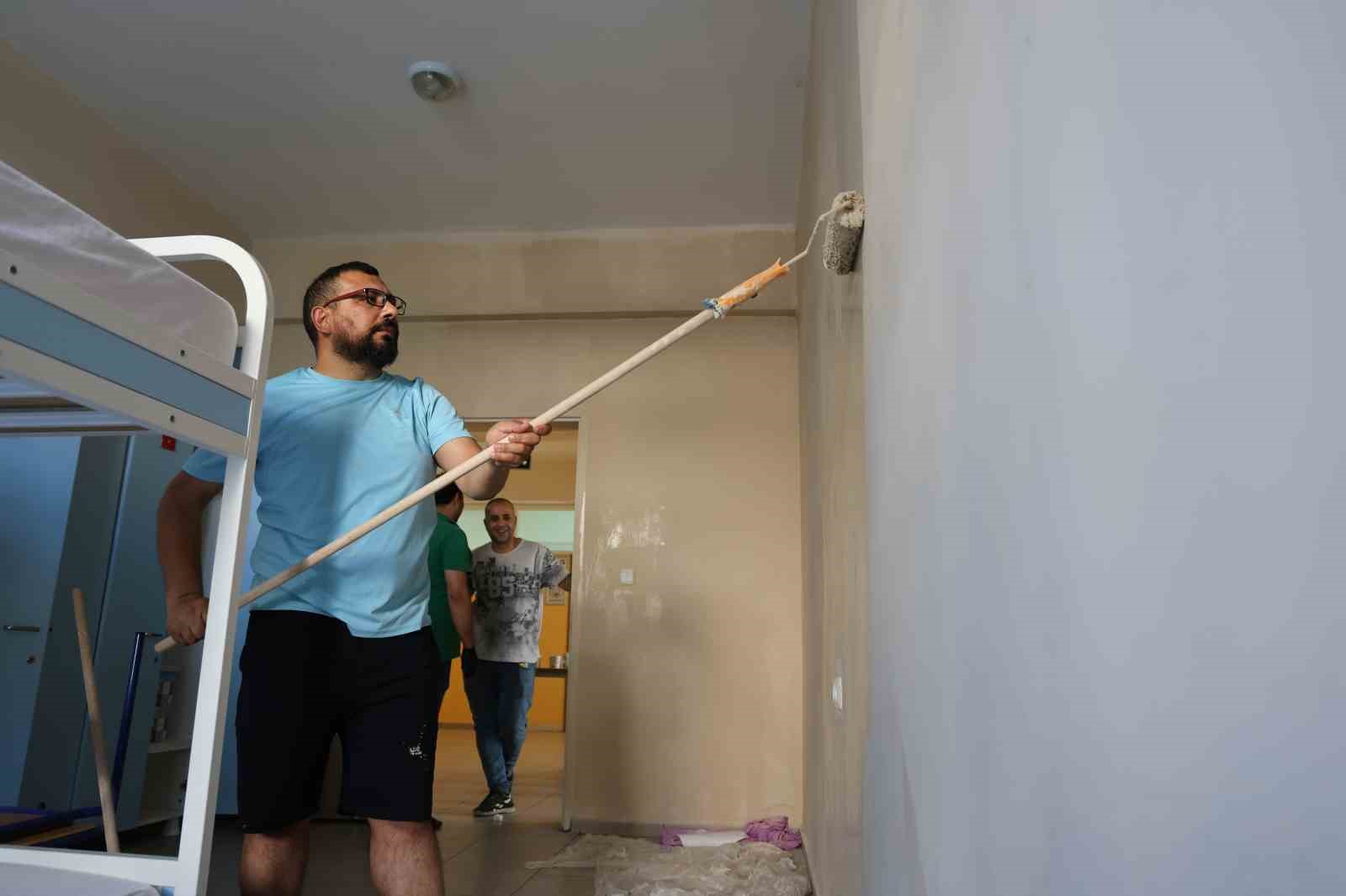 Fedakar öğretmenler tatilde okulu yeni döneme hazırlıyor