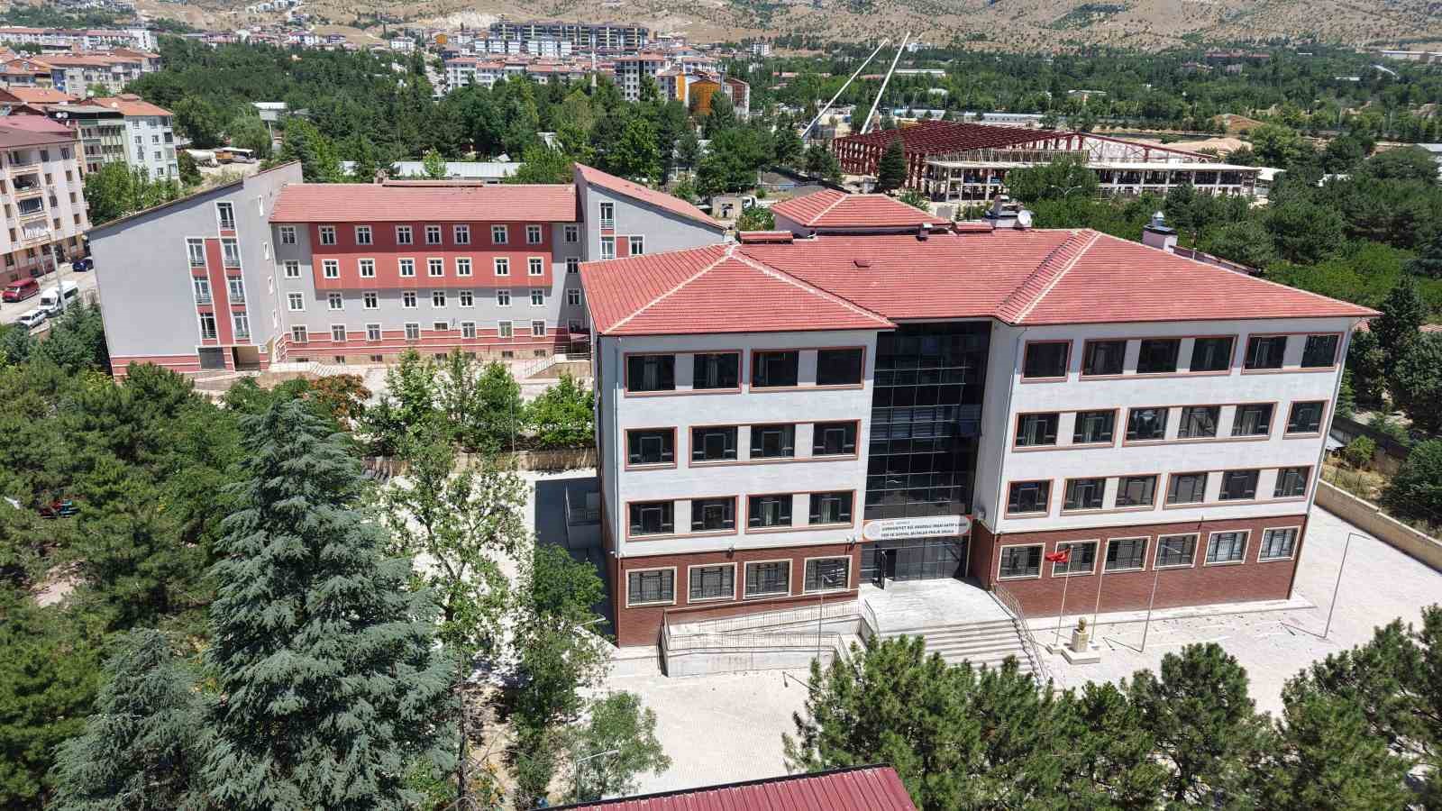 Fedakar öğretmenler tatilde okulu yeni döneme hazırlıyor
