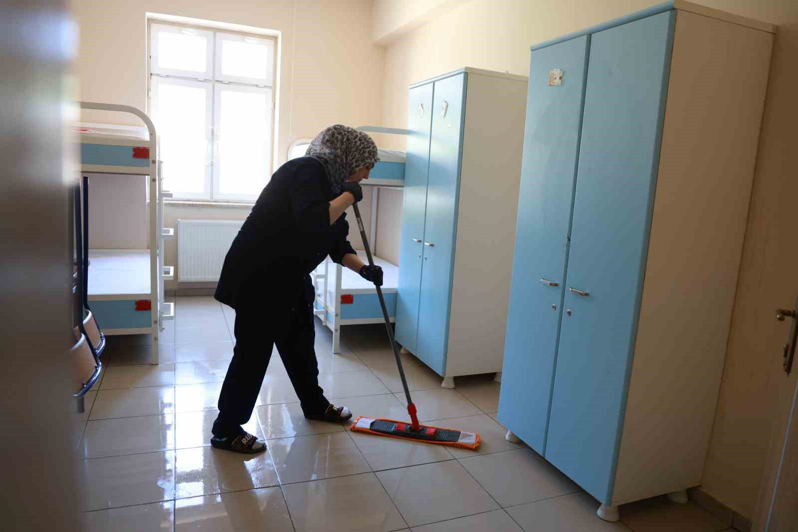 Fedakar öğretmenler tatilde okulu yeni döneme hazırlıyor