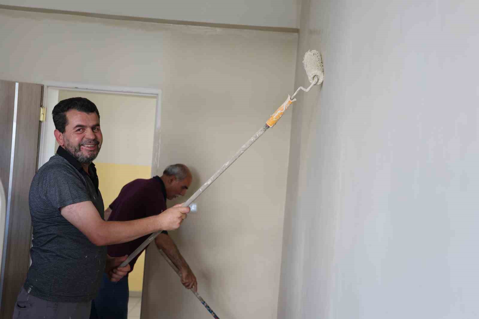 Fedakar öğretmenler tatilde okulu yeni döneme hazırlıyor