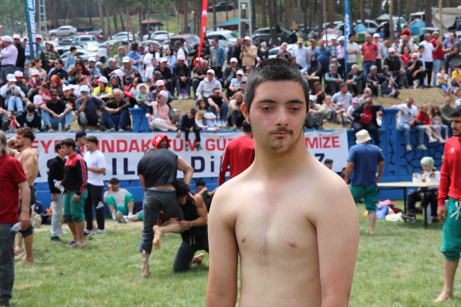 Özel Gereksinimli Ufuk Erdem, Akdağ Karakucak Güreşleri’nin gönüllerin şampiyonu oldu