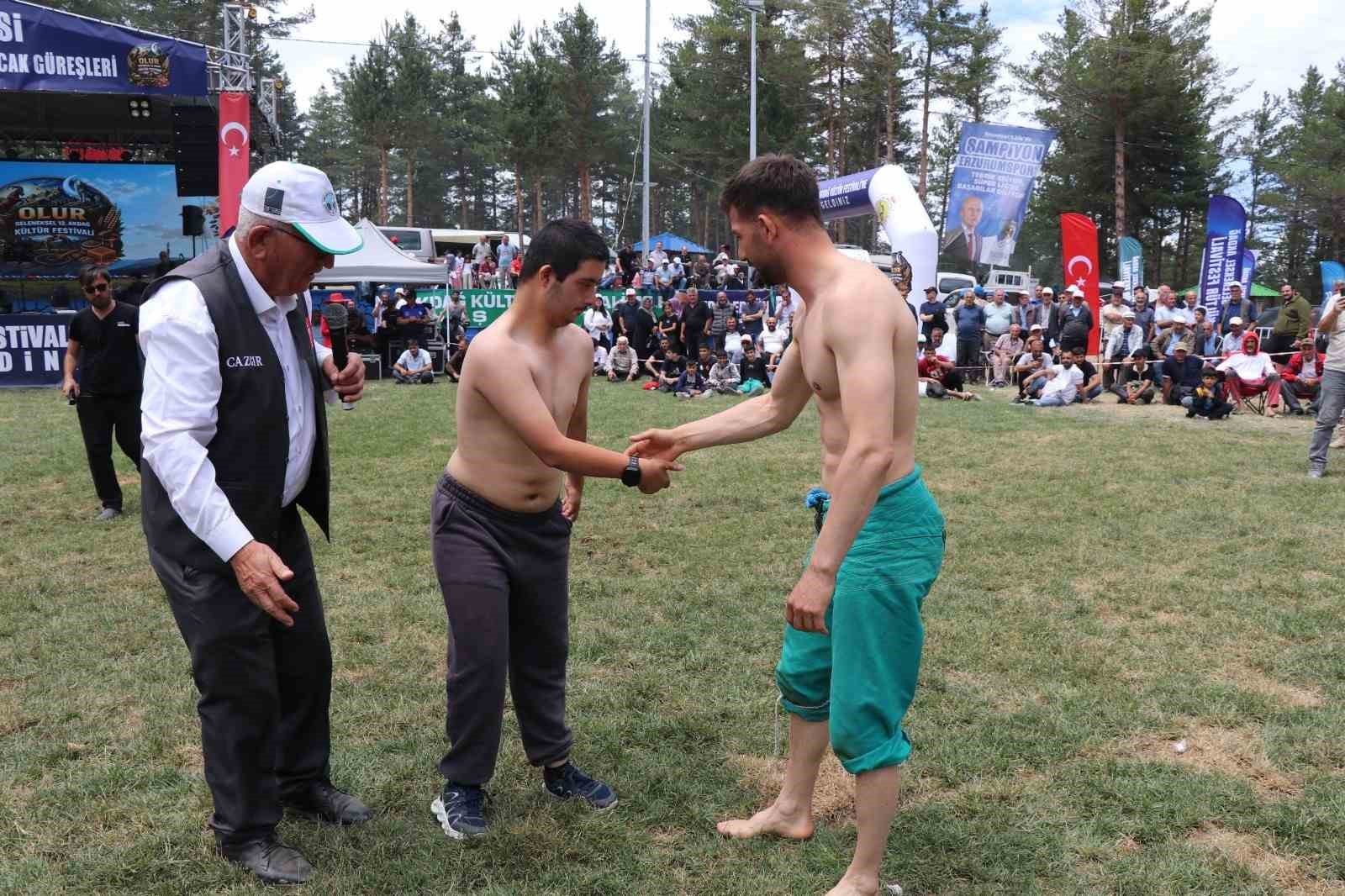 Özel Gereksinimli Ufuk Erdem, Akdağ Karakucak Güreşleri’nin gönüllerin şampiyonu oldu