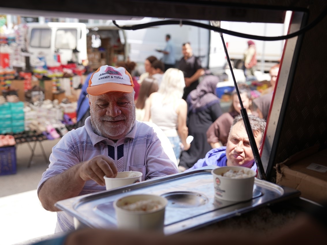 Denizli’de pazar yerlerinde müzik ve ikram sürprizi