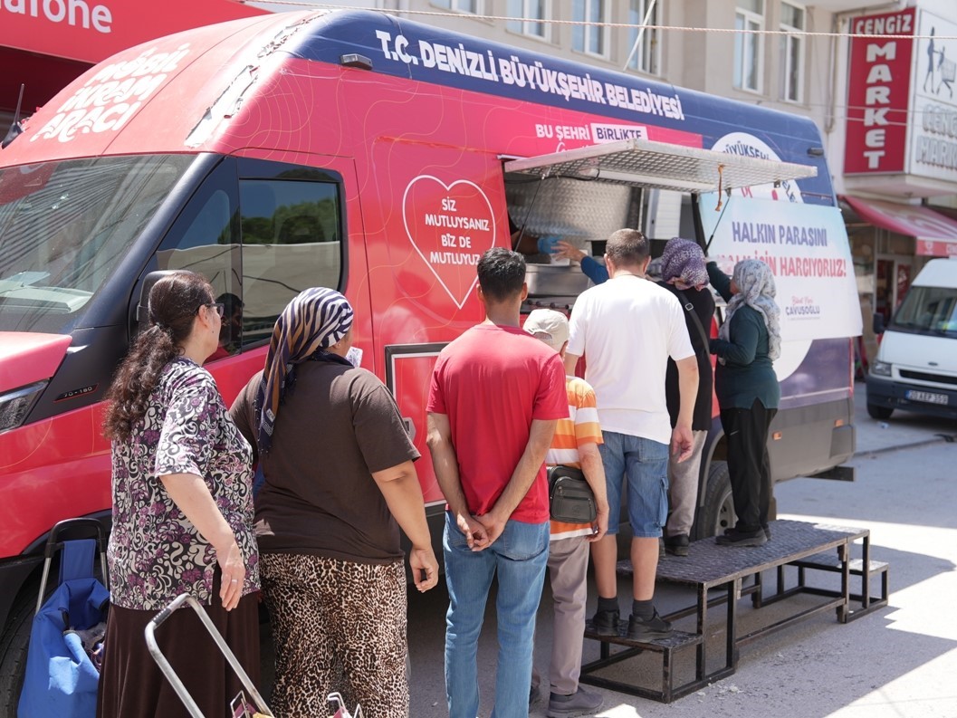 Denizli’de pazar yerlerinde müzik ve ikram sürprizi