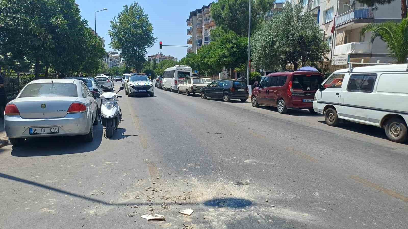 Motosiklet ile kamyonet çarpıştı: 2 yaralı