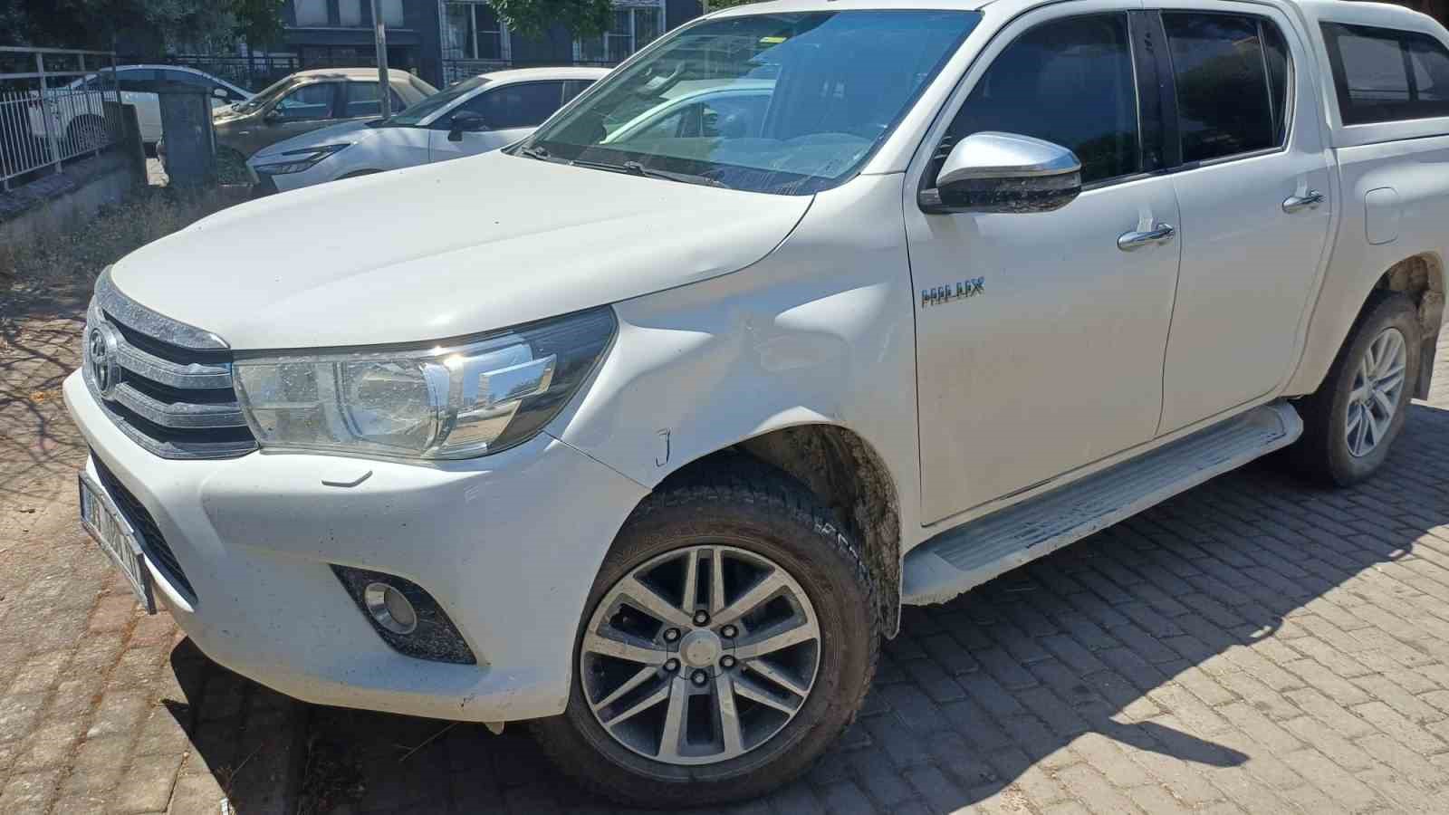 Motosiklet ile kamyonet çarpıştı: 2 yaralı