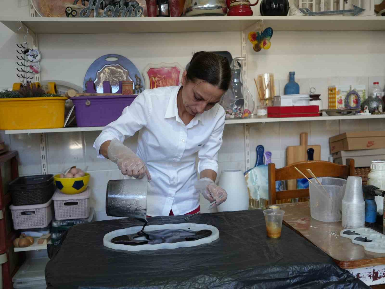 Küçük bir odada hayal ile başladı, epoksi reçinesi mesleği oldu