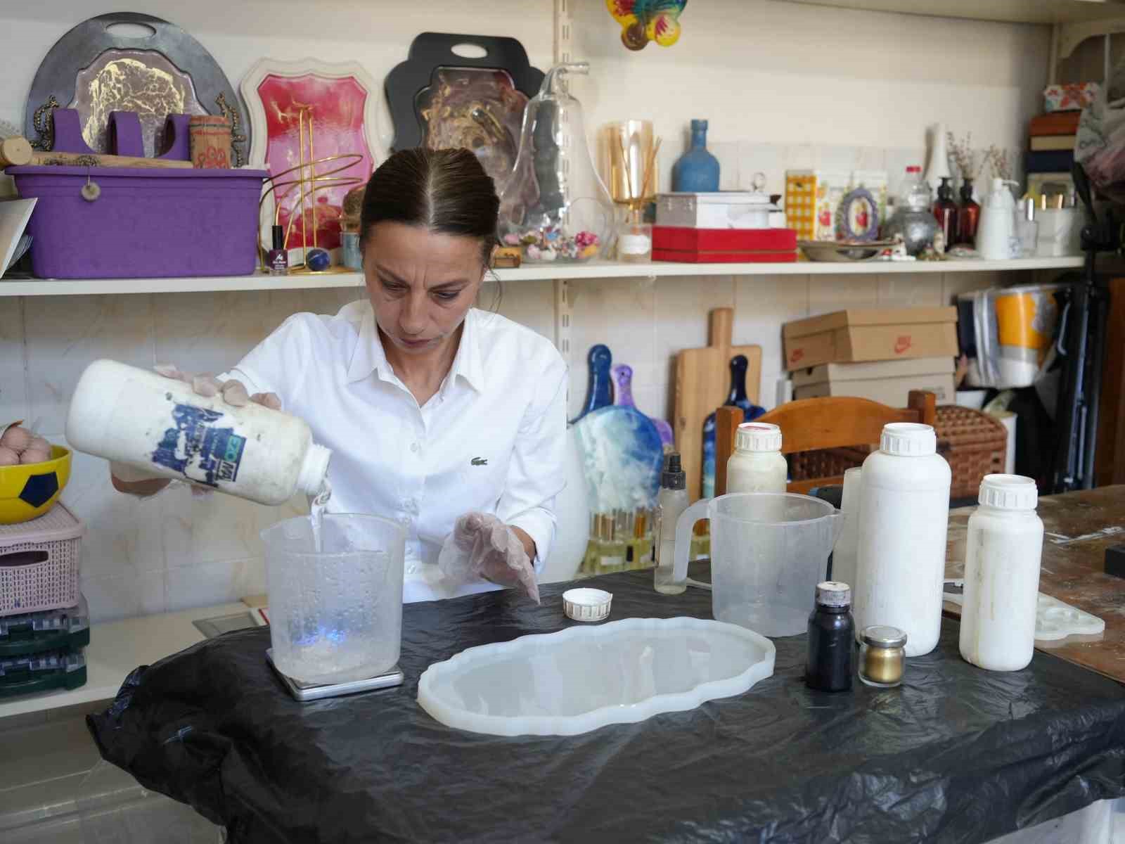 Küçük bir odada hayal ile başladı, epoksi reçinesi mesleği oldu