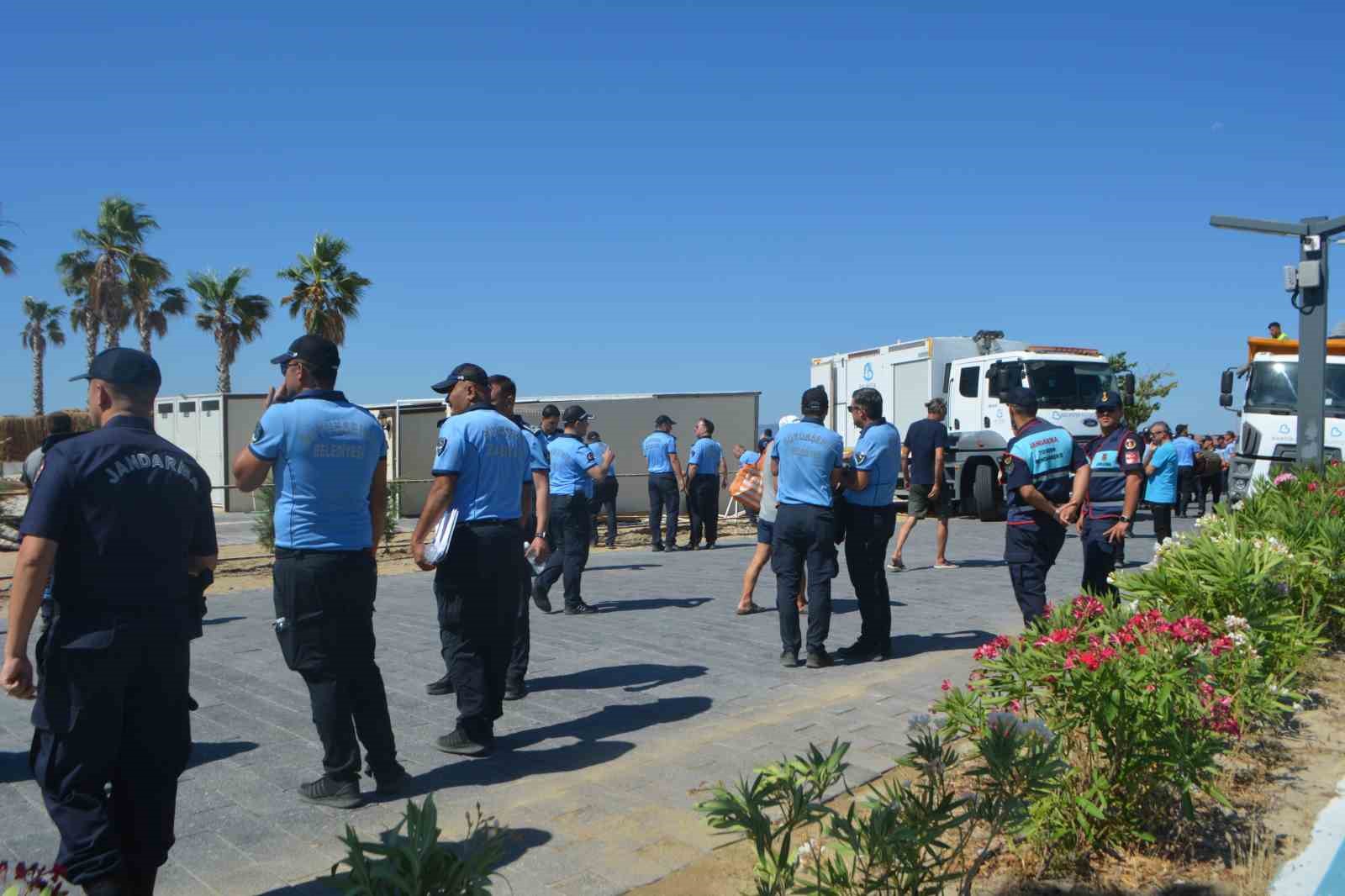 Ayvalık Sarımsaklı plajlarında şezlong ve usulsüz yapılaşmalara ani operasyon
