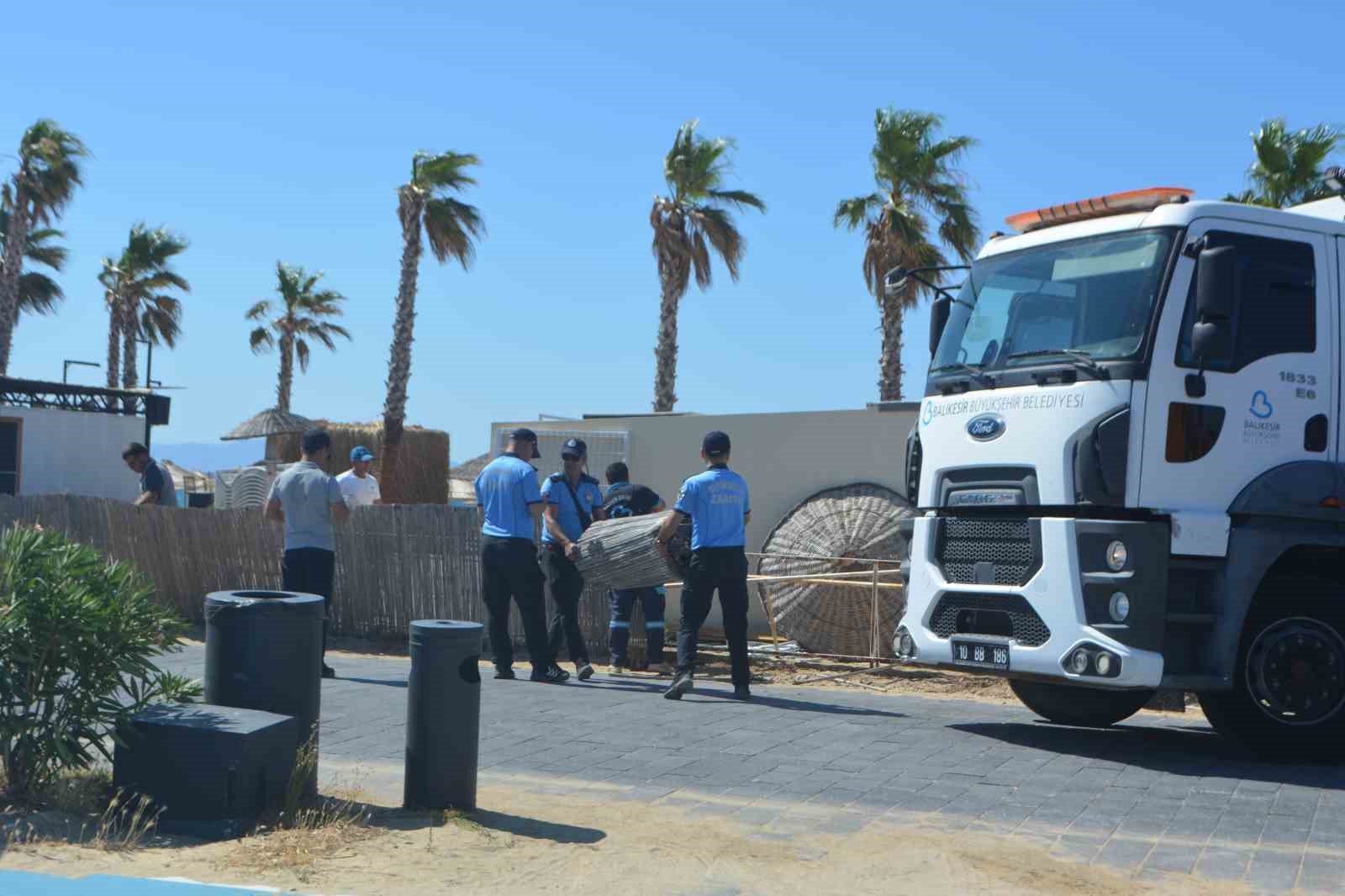 Ayvalık Sarımsaklı plajlarında şezlong ve usulsüz yapılaşmalara ani operasyon