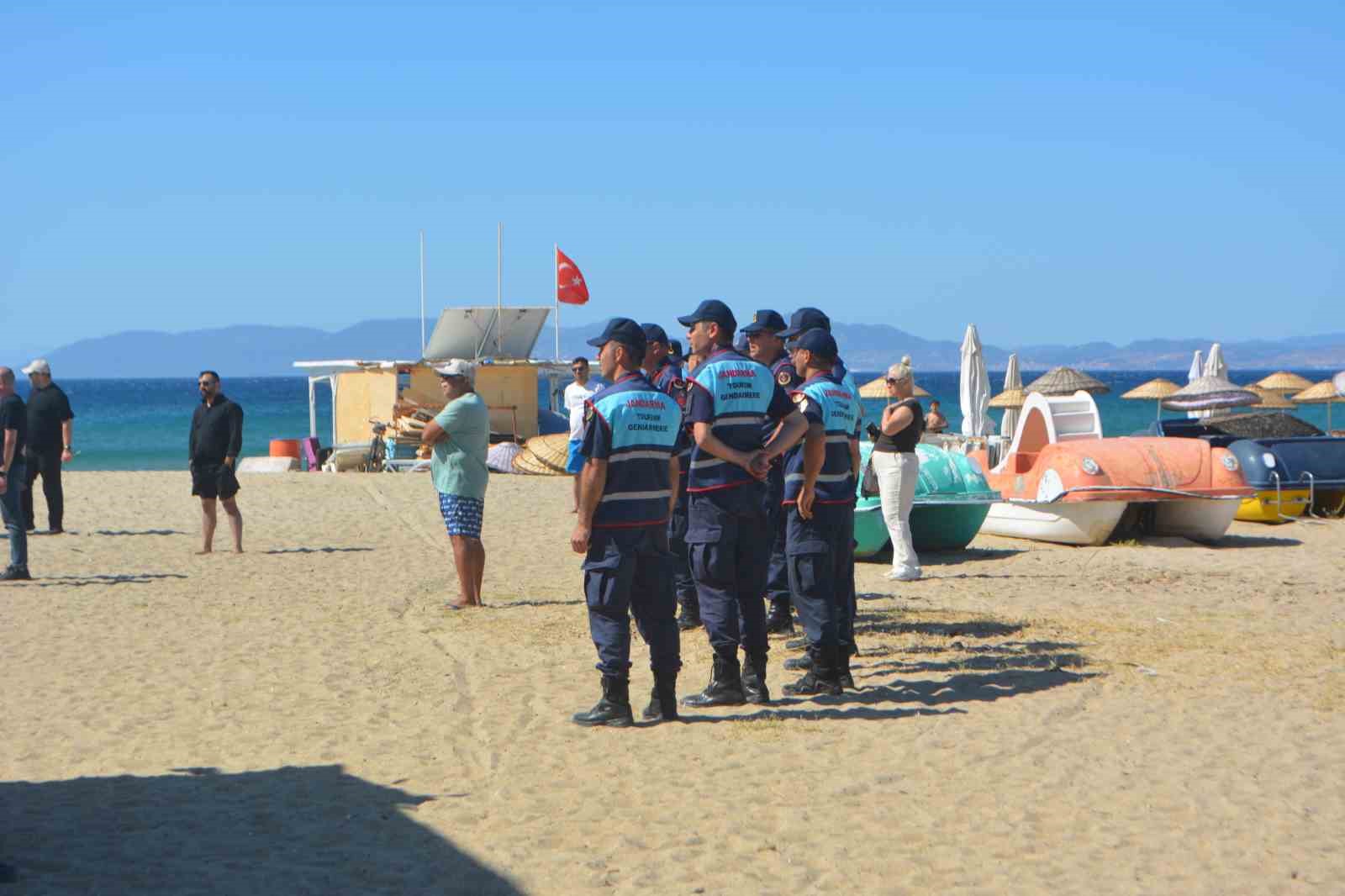 Ayvalık Sarımsaklı plajlarında şezlong ve usulsüz yapılaşmalara ani operasyon